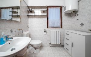 Koupelna v ubytování Two-Bedroom Apartment In Pula