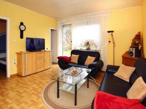 TV a/nebo společenská místnost v ubytování Bungalow Klönsnack, Dornumersiel