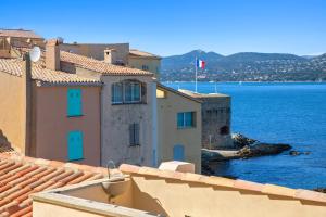 サントロペにあるApartment with SEA VIEW in St Tropez - La Poncheの屋根から海の景色を望む