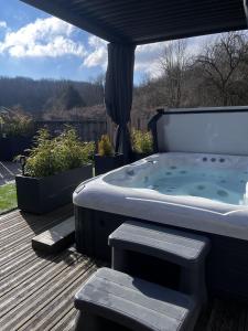 a hot tub sitting on top of a deck at A Casita del Pedro in Rimbachzell