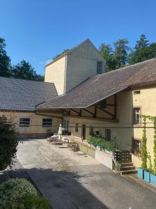 Das Gebäude in dem sich das Ferienhaus befindet