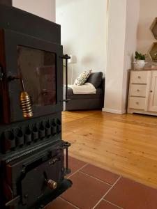 ein Wohnzimmer mit Kamin und Couch in der Unterkunft Alte Backstube in Waidhofen an der Thaya + 9 Fotos