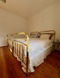 Schlafzimmer mit einem Bett mit Metallrahmen in der Unterkunft Alte Backstube in Waidhofen an der Thaya