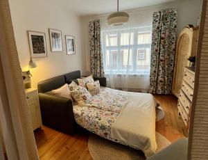 ein Schlafzimmer mit einem Bett und einem Fenster in der Unterkunft Alte Backstube in Waidhofen an der Thaya