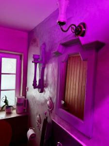 グロースシェーナウにあるFerienhaus Schwarzer Katerの紫色のバスルーム(鏡、窓付) +47枚の写真