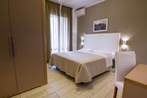 Postel nebo postele na pokoji v ubytování Hotel Mirella + 15 fotografií
