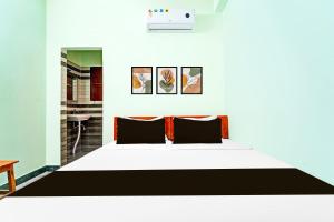 a bedroom with a bed in a room at Hotel O M.S.MATHAN LODGE in Tirunelveli