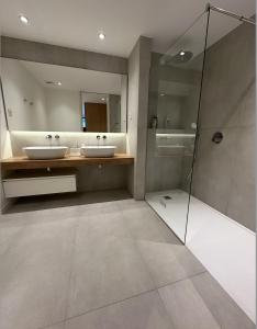 Et badeværelse på Luxury Lagos, Huge Outdoor Patio