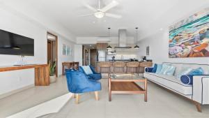 Μια τηλεόραση ή/και κέντρο ψυχαγωγίας στο Condo Altamar Nuevo Vallarta Getaway by Kivoya