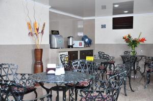 ein Restaurant mit Tischen und Stühlen in einem Zimmer in der Unterkunft Hoteles Bogotá Inn La Soledad in Bogotá