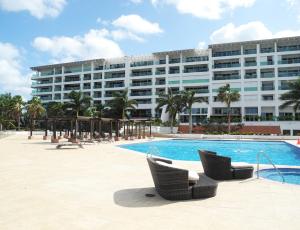 Bazén v ubytování EL PALMAR Luxury XL Oceanview Condo nebo v jeho okolí