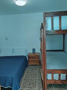 ein Schlafzimmer mit einem Etagenbett und einem blauen Bett in der Unterkunft Beautiful apartment near the Guadalupe walkway in San Cristóbal de las Casas