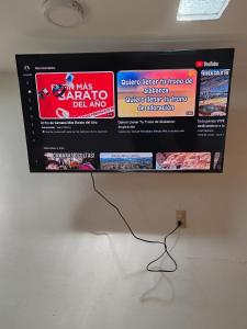 ein Plakat an einer Wand mit einem Draht darauf in der Unterkunft Beautiful apartment near the Guadalupe walkway in San Cristóbal de las Casas