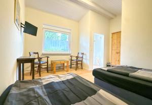 FriedeburgAccommodation 79-10的一间有床、桌子和椅子的房间