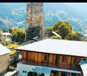 Vista generica sulle montagne o vista sulle montagne dall'interno dell'affittacamere
