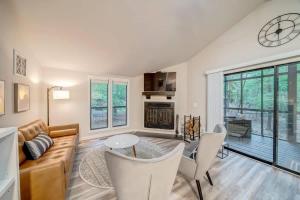 Χώρος καθιστικού στο Stylish Retreat w Fireplace Games & Pool Access
