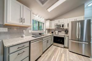 Η κουζίνα ή μικρή κουζίνα στο Stylish Retreat w Fireplace Games & Pool Access