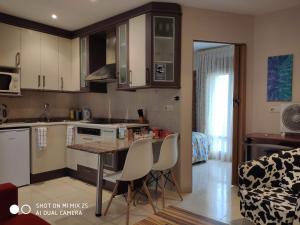 A kitchen or kitchenette at apartemento rural
