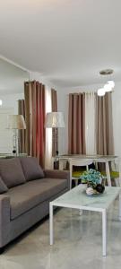 ブトゥアンにあるRhexus Homestayのソファとテーブルのあるリビングルーム