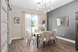 Fotografie z fotogalerie ubytování SUPER COOL - SLEEPs 17 - NEWLY BUILT & NEAR PARKs v destinaci Kissimmee + 19 fotografií