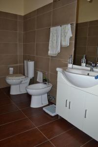 ein Badezimmer mit 2 WCs und einem Waschbecken in der Unterkunft The Bamboo House in Santa Venerina