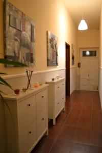 una cucina con armadietti bianchi e pavimento piastrellato di The Bamboo House a Santa Venerina