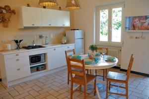 a kitchen with a table and chairs and a refrigerator at Appartamento con giardino Dolcemare in Sestri Levante