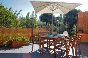 a table and chairs with an umbrella on a patio at Appartamento con giardino Dolcemare in Sestri Levante
