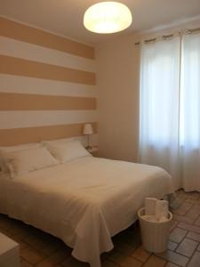 a bedroom with a bed and a striped wall at Appartamento con giardino Dolcemare in Sestri Levante