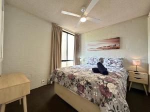 ein Schlafzimmer mit einem Bett und einem Deckenventilator in der Unterkunft Riverview Holiday Apartment 60 - Kalbarri WA in Kalbarri
