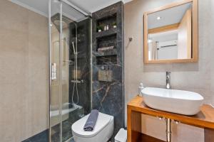 ein Badezimmer mit Waschbecken, Toilette und Dusche in der Unterkunft Carina Studios Lefkada 2 in Lefkada Town + 17 Fotos