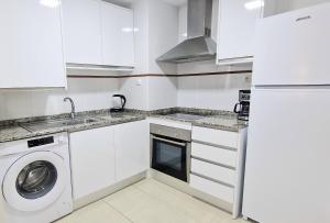Kuchyň nebo kuchyňský kout v ubytování Apartament La Rapita