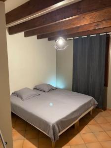 ポール・サン・ルイ・デュ・ローヌにあるLe Meublé de marineのライト付きの客室の大型ベッド1台 +10枚の写真