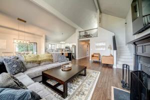 Χώρος καθιστικού στο King Beds with Hot Tub Arcade & Golf Course View