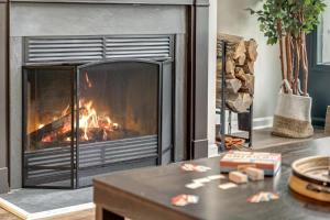 Φωτογραφία από το άλμπουμ του King Beds with Hot Tub Arcade & Golf Course View σε Hedgesville