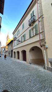 a building on the side of a cobblestone street at Baratà Apartments 1 in Savigliano