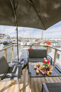 una mesa con frutas y verduras en una cubierta en un barco en NIGHTBOAT Péniche, en Burdeos