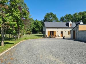 a house with a gravel driveway in front of it at Maison 6 chambres au cœur du circuit des 24h du Mans in Mulsanne