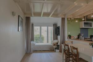 a living room with a kitchen and a bedroom at Grand appartement lumineux à 20 minutes de Bordeaux - Le Clos Montichamp in Camblanes-et-Meynac