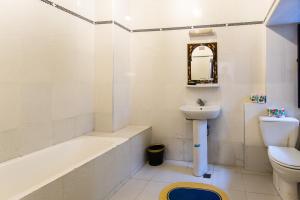 y baño con lavabo y aseo. en Riad Omar, en Marrakech