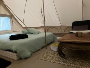 Postel nebo postele na pokoji v ubytování Grande Tente Tipi en pleine forêt