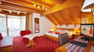 TV a/nebo společenská místnost v ubytování Hotel Schwarzenbergs Traube
