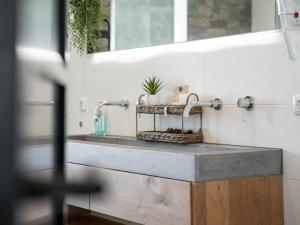 RijsにあるCharming villa with gardenのバスルーム(洗面台、2つの蛇口付) +33枚の写真