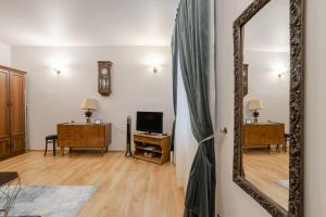 Televízia a/alebo spoločenská miestnosť v ubytovaní Time Apartment
