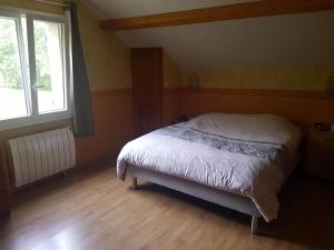 a bedroom with a bed and a window at Maison 6 chambres au cœur du circuit des 24h du Mans in Mulsanne