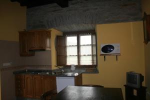 Kuchyň nebo kuchyňský kout v ubytování Apartamentos Rurales El Palacio de Doiras