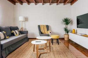 a living room with a couch and a table at Vivienda vacacional Les Madreñes in Intriago