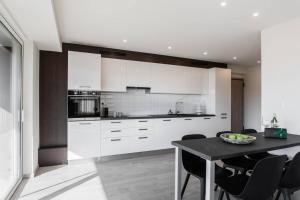 Kuchyňa alebo kuchynka v ubytovaní 2bdr Athens Riviera Sea View Apartment By The Olon
