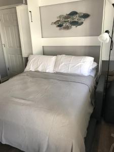 Giường trong phòng chung tại Ship Bottom Studio Perfect Hideaway