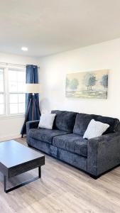 uma sala de estar com um sofá e uma mesa em Close to the beach #1 Lovely 2 bedrooms condo em Myrtle Beach